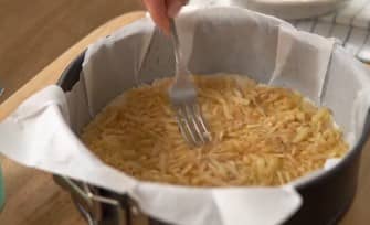 Приготовление насыпного пирога с творогом и яблоками в духовке: шаг 8