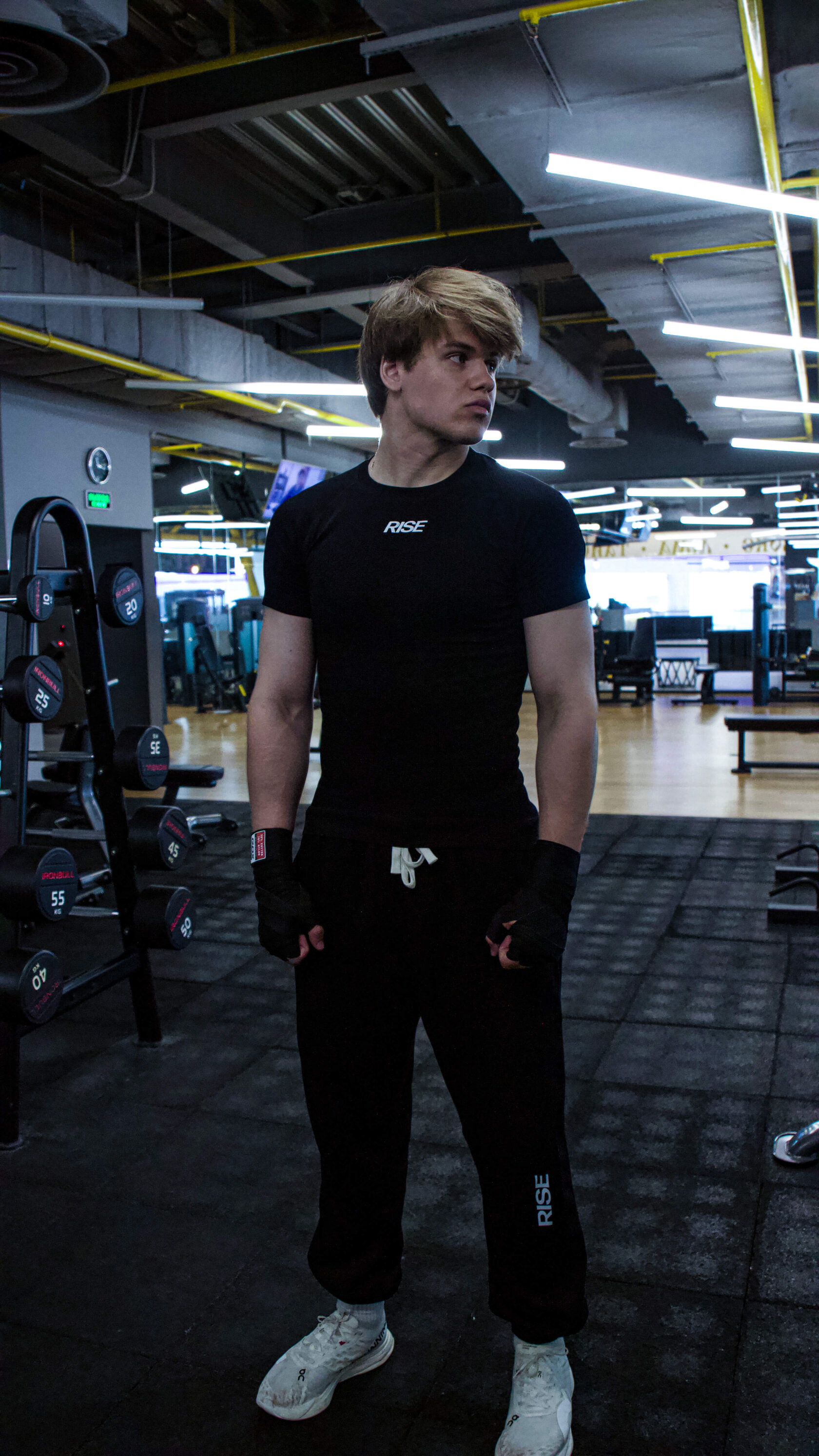 Спортивная футболка Rise черного цвета обтягивающая