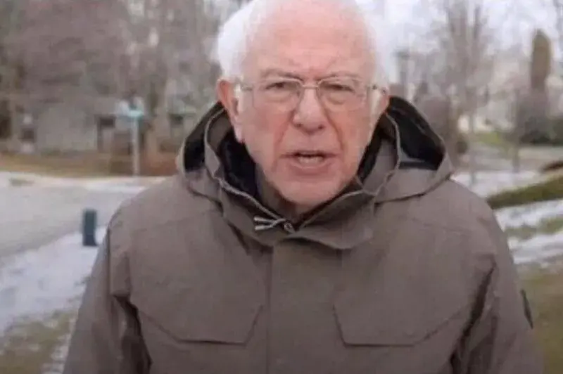Пожилой мужчина в зимней куртке говорит на улице перед камерой — кадр из вирусного видео с фразой «I’m once again asking»
