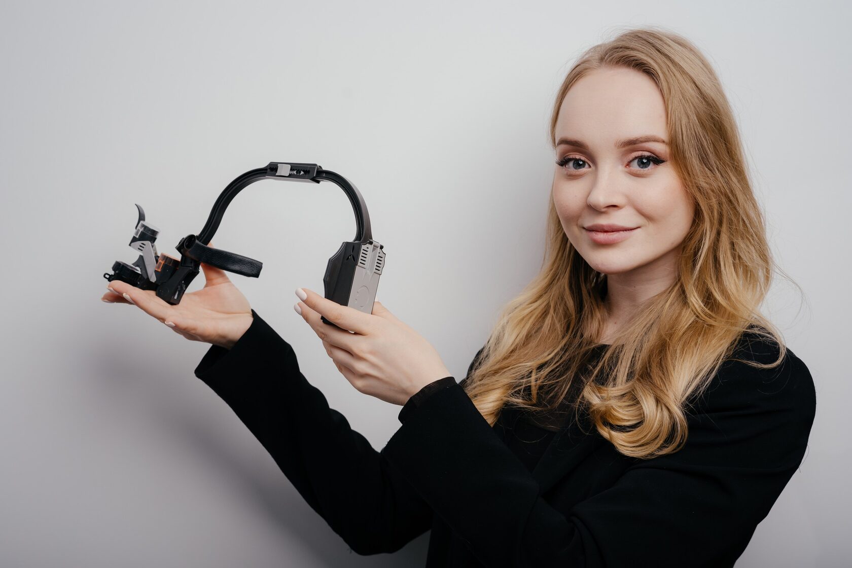 фото на котором девушка держит стоматологические бинокуляры