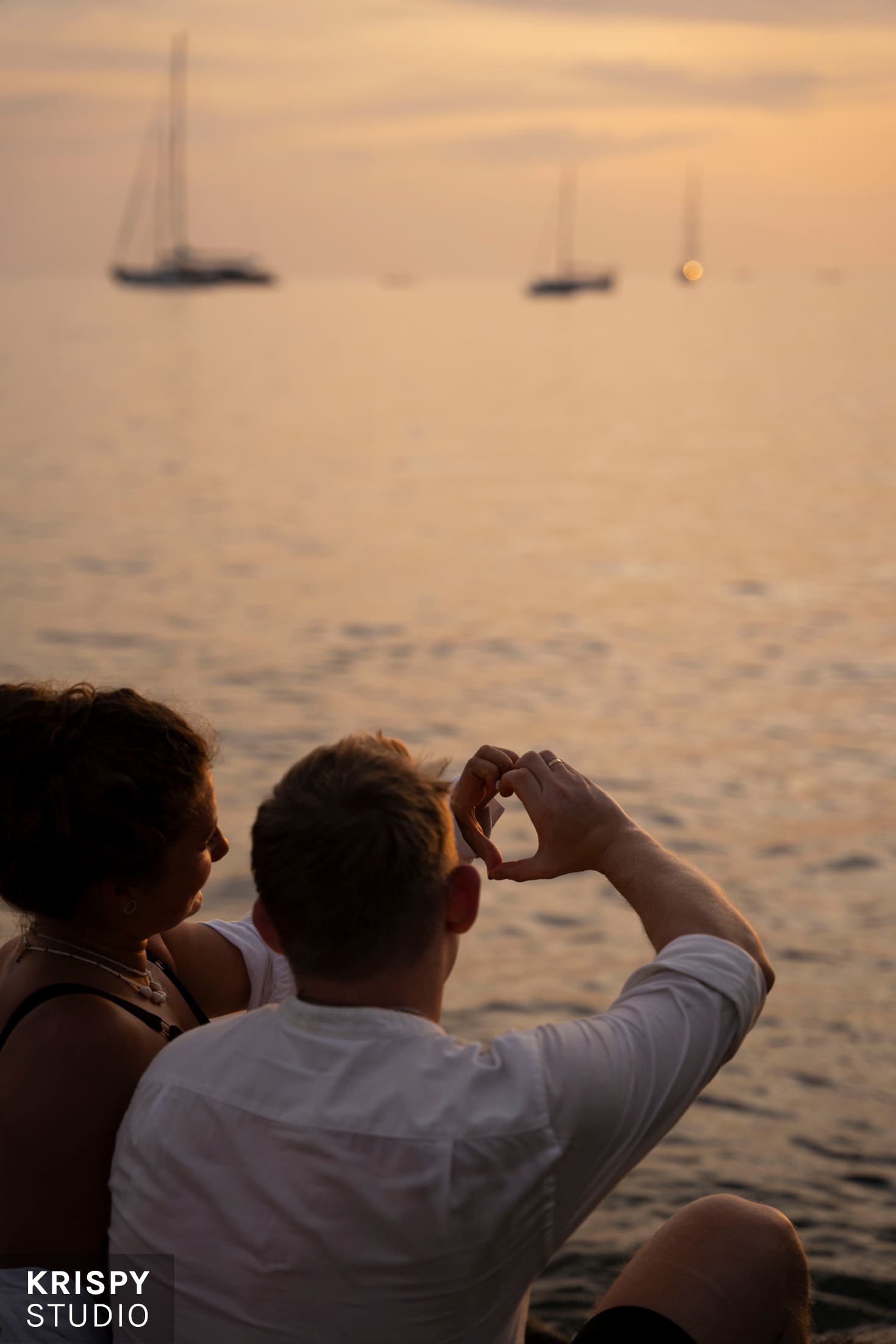 Влюбленная пара на пляже Пхукета, фотосессия у океана