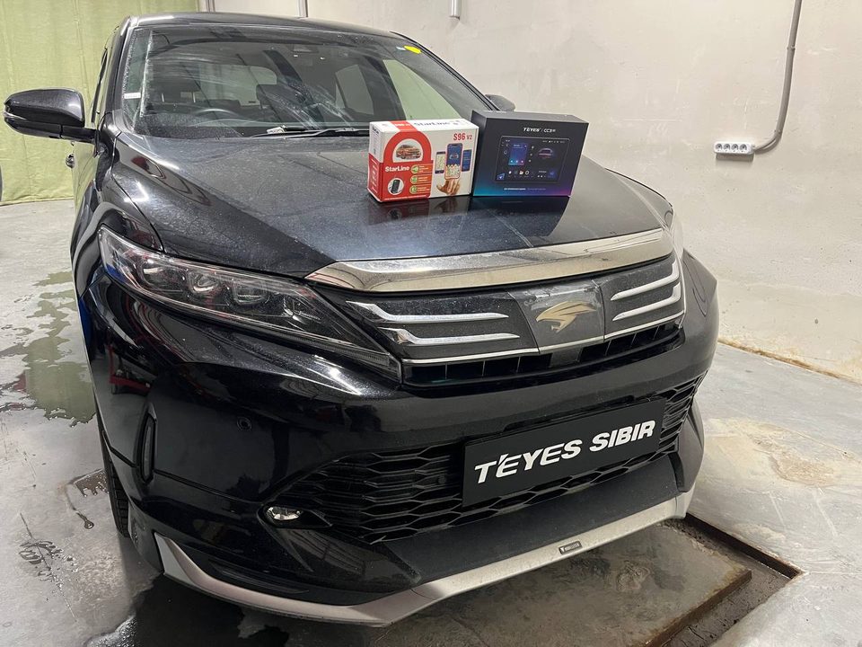 Toyota Harrier с комплектами StarLine и Teyes на капоте перед установкой