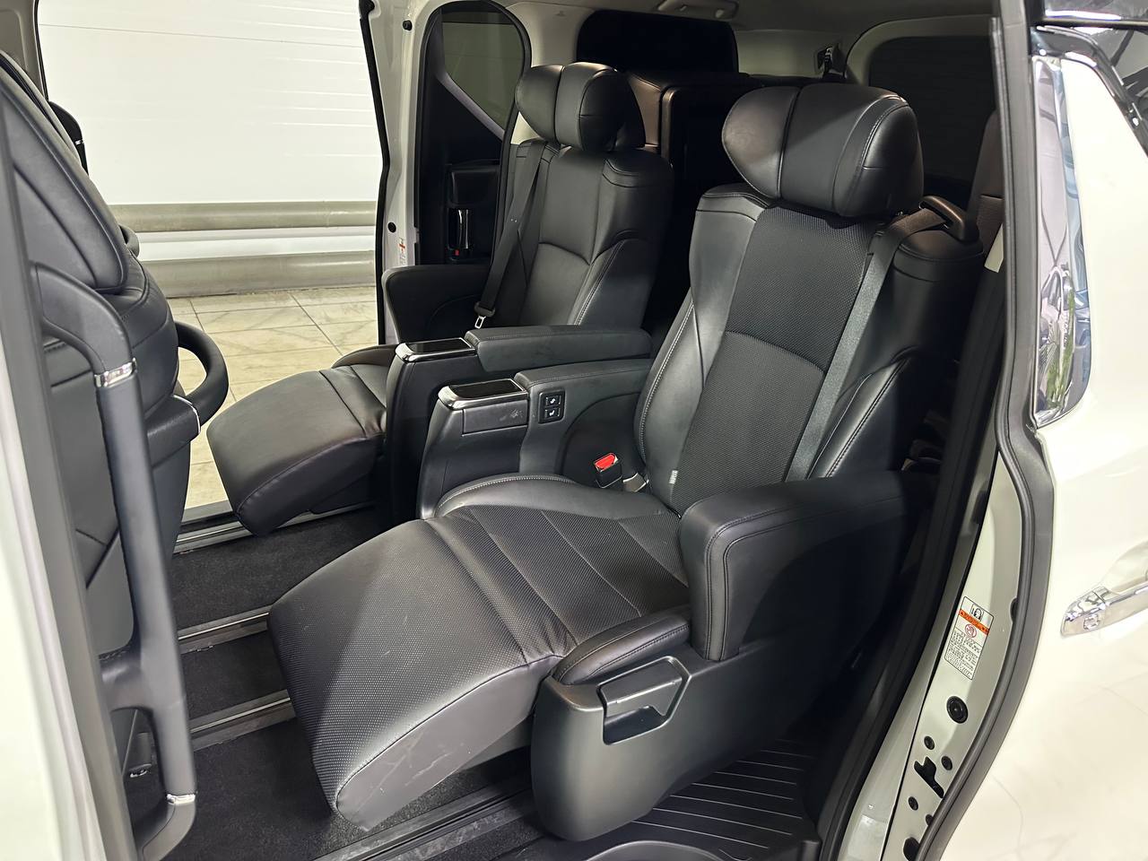 Toyota Alphard внутри