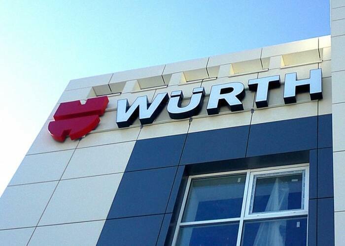 Вывеска WÜRTH: светлое лицо, тёмный борт и красный знак на фасаде
