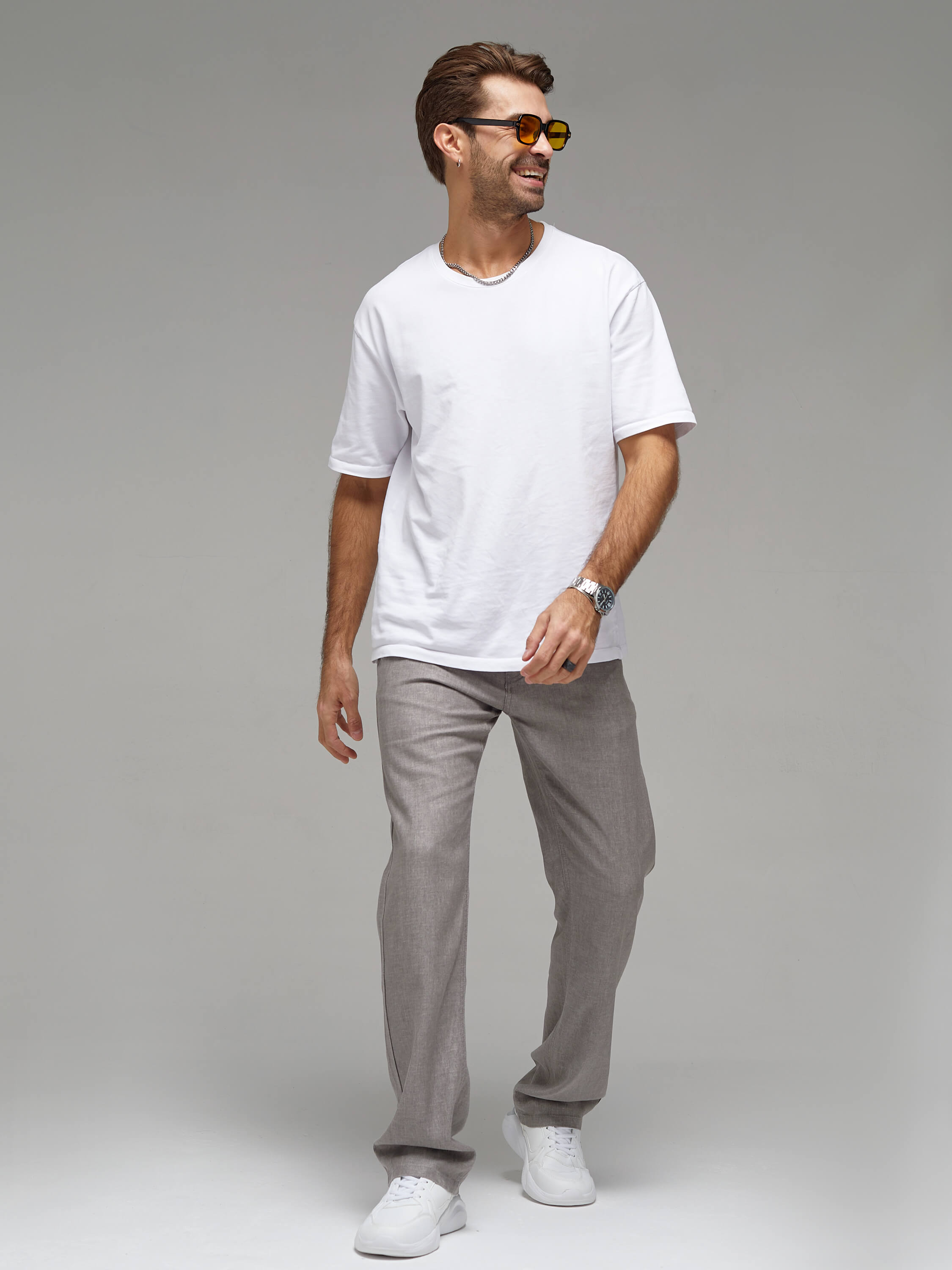 Съемка брюк на мужчине для маркетплейса 