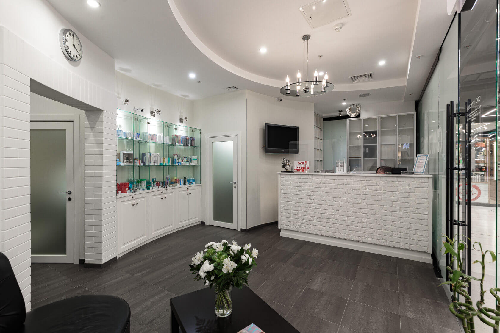 Ресепшн в стоматологии с витриной и зоной для комфортного ожидания