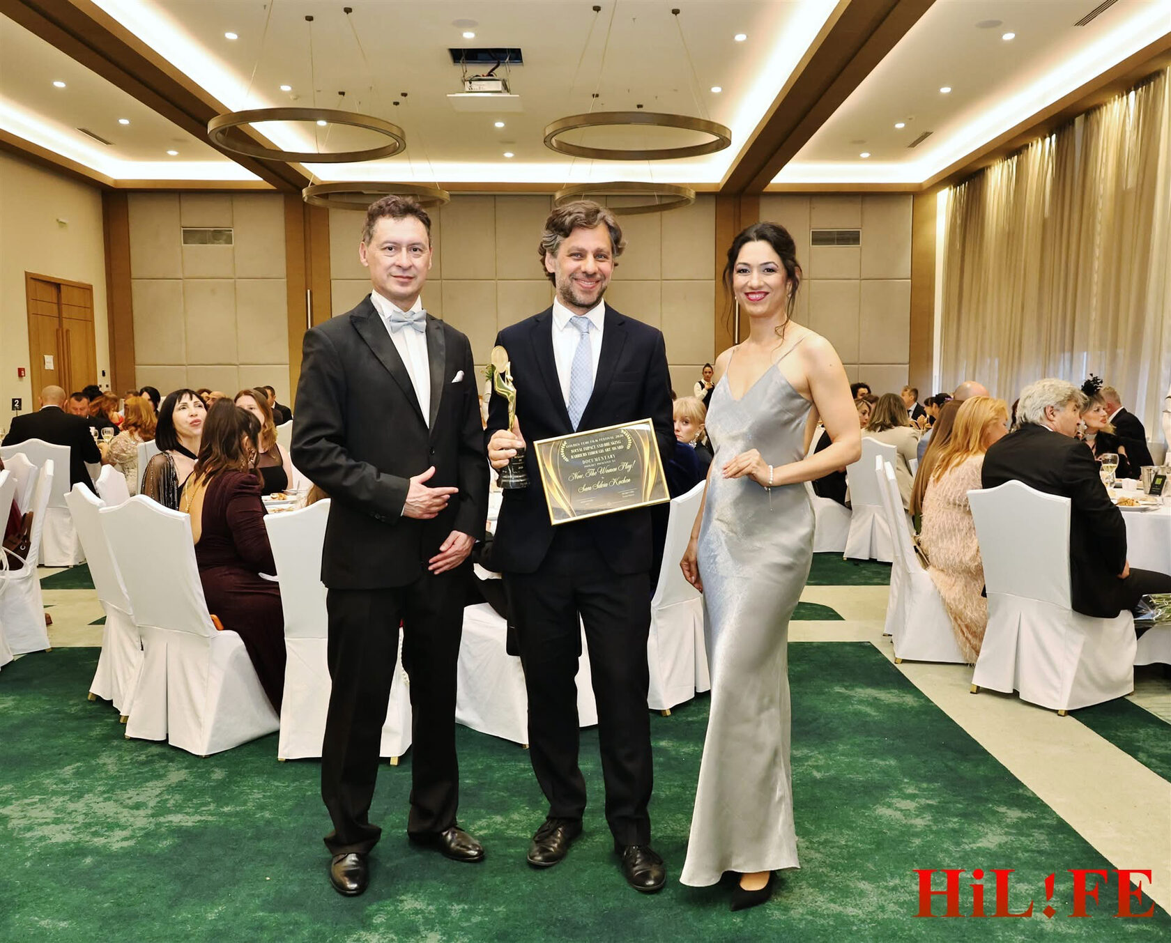 Десислава Авджиева позира за снимка с награден участник на Golden Femi Film Festival 2026 