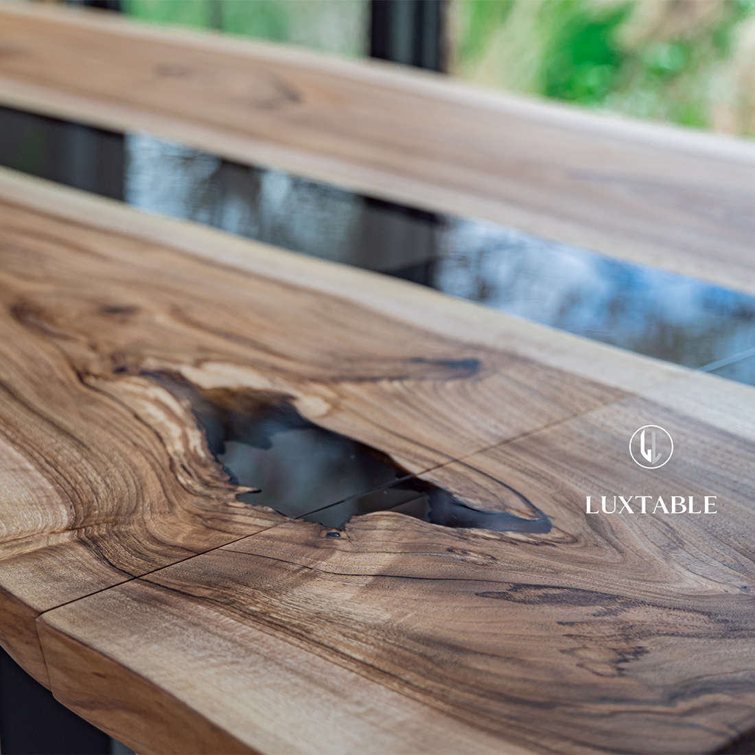 Epoxidharz Tische Alagoas aus europäischem Nussbaum und hellblauem Epoxidharz mit Metallic Effekt