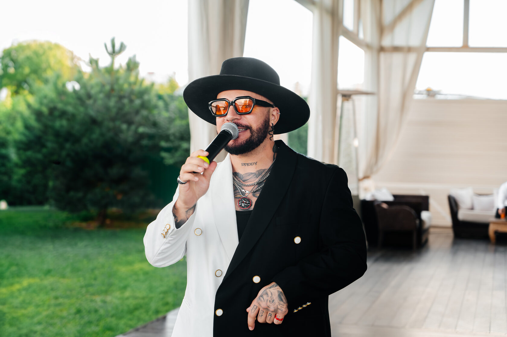 Владислав Васильев - поющий ведущий в Москве и по всей России. Проводит свадьбы, корпоративы, частные мероприятия