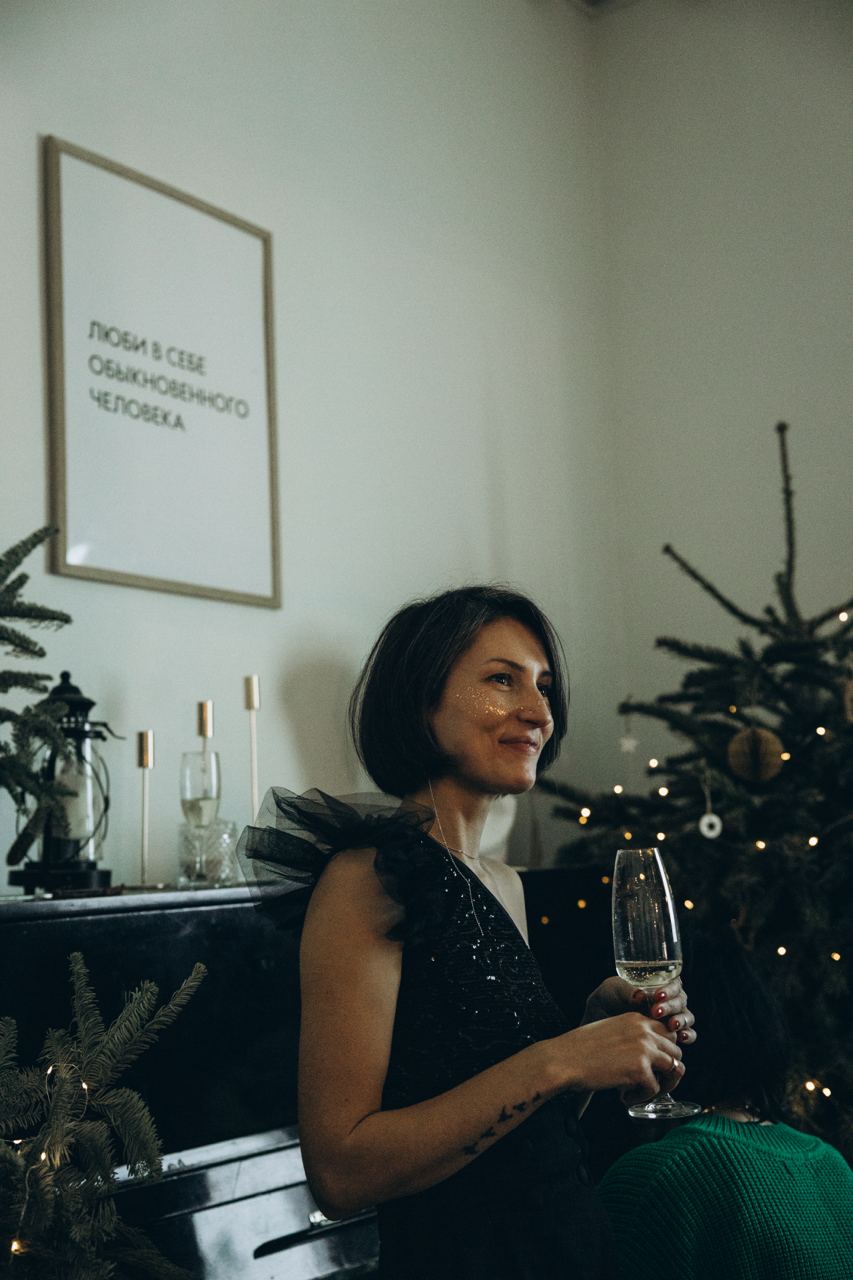 девушка с шампанским на рождество