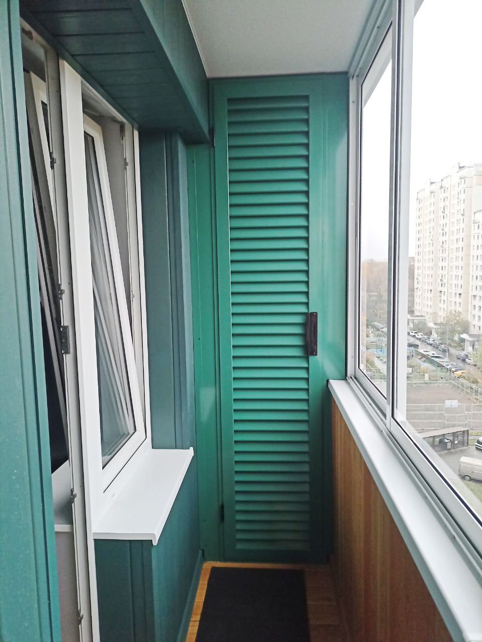 жалюзийный встроенный шкаф на балконе