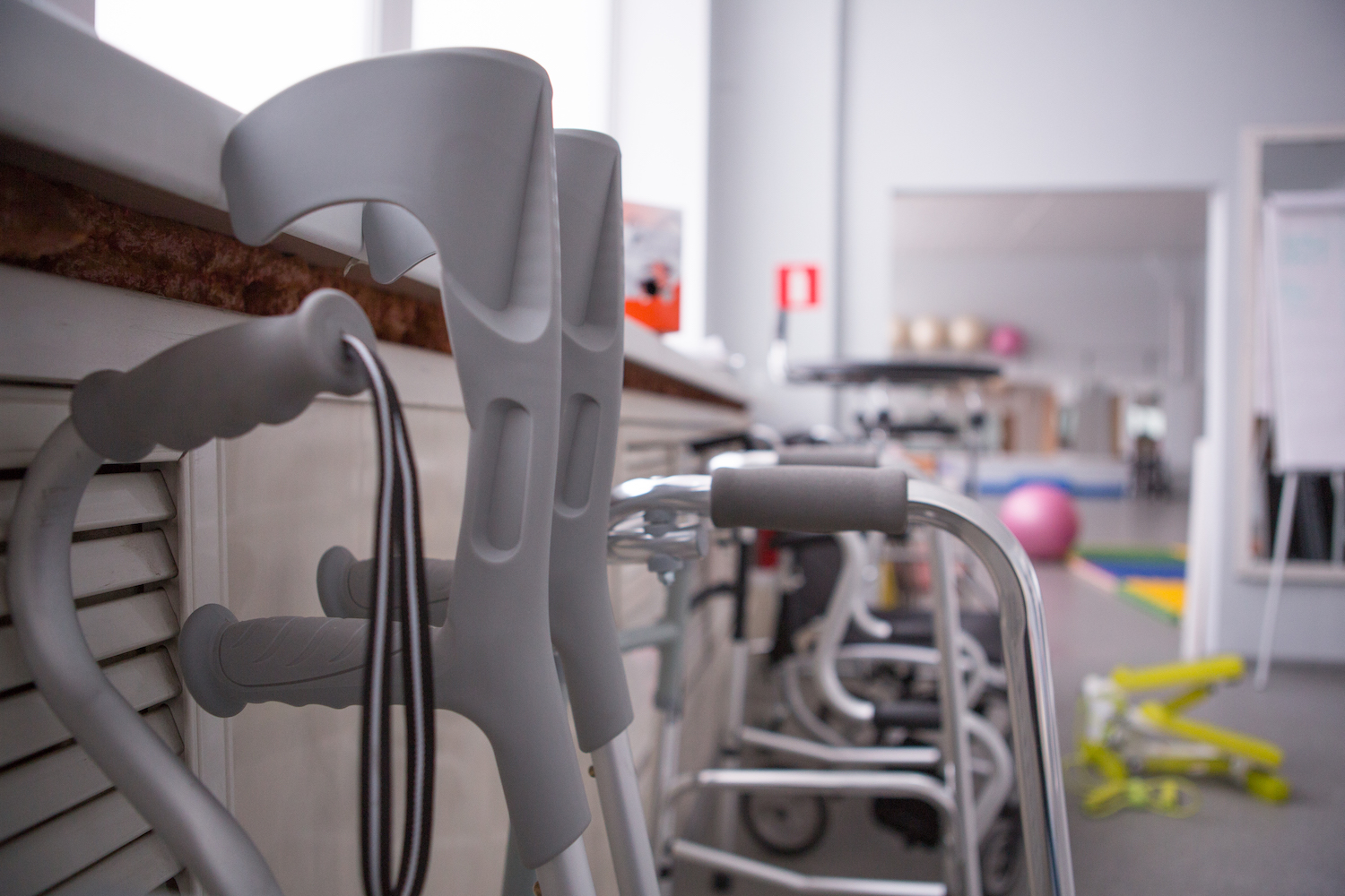 Реабилитационный центр апрель казань. Логотип реабилитационного центра. Апрель зорге реабилитационный. Апрель центр реабилитации казань. Клиника апрель новосибирск.