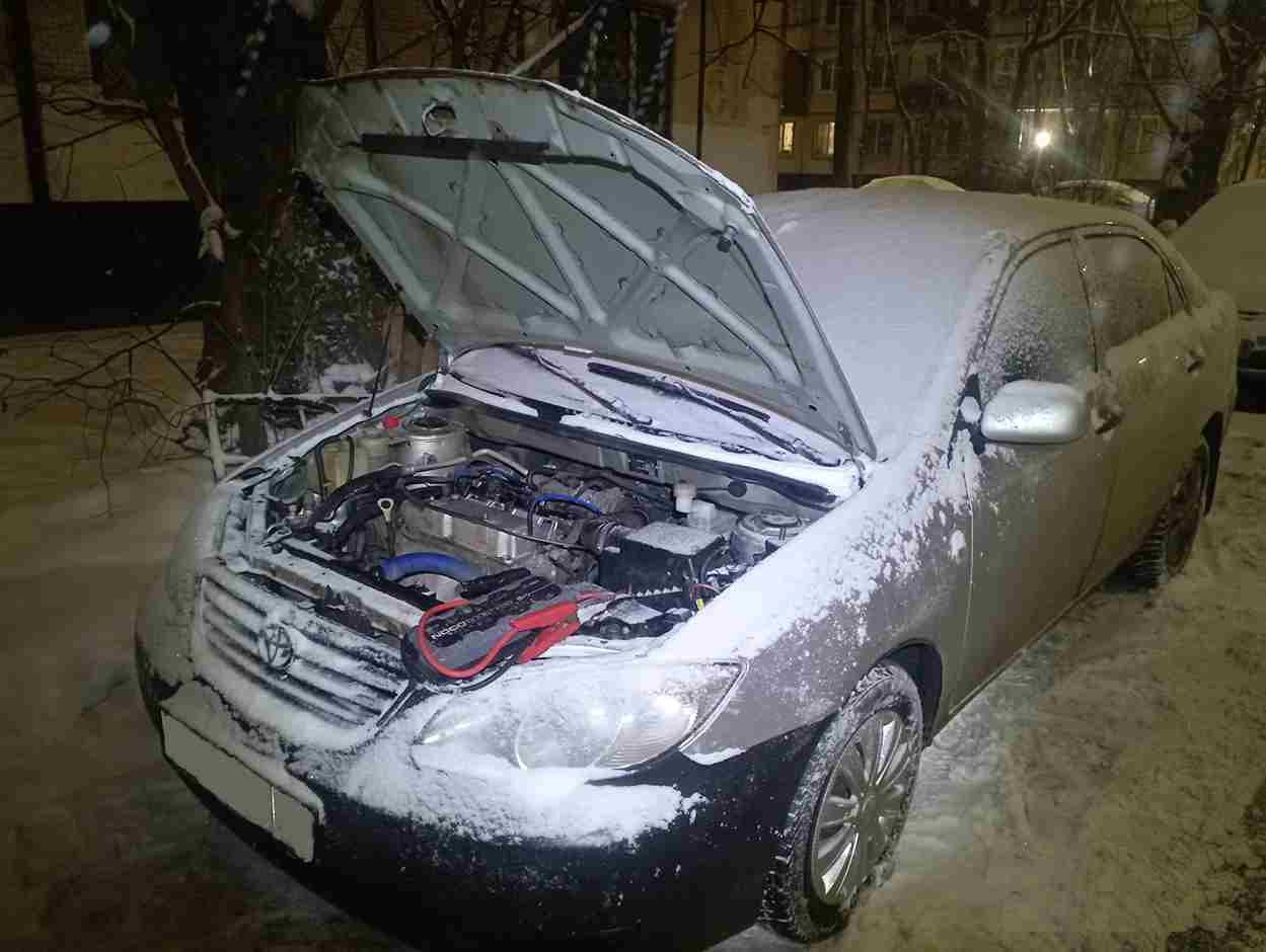 Запустили двигатель Toyota с разряженным аккумулятором на Ириновском в Красногвардейском районе Санкт-Петербурга