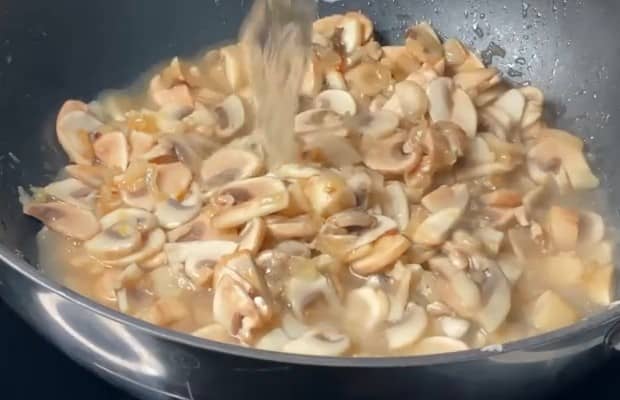 Приготовление постных котлет из гречки на сковороде: шаг 8