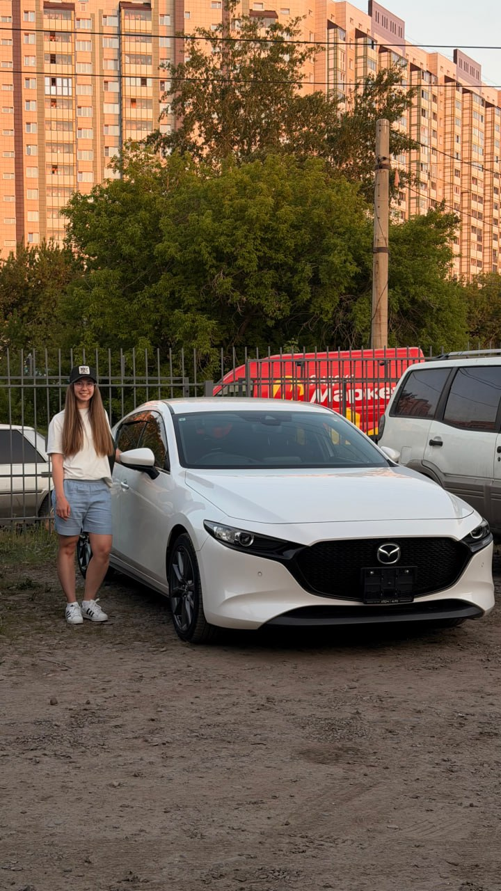 Ольга с автомобилем Geely Coolray
