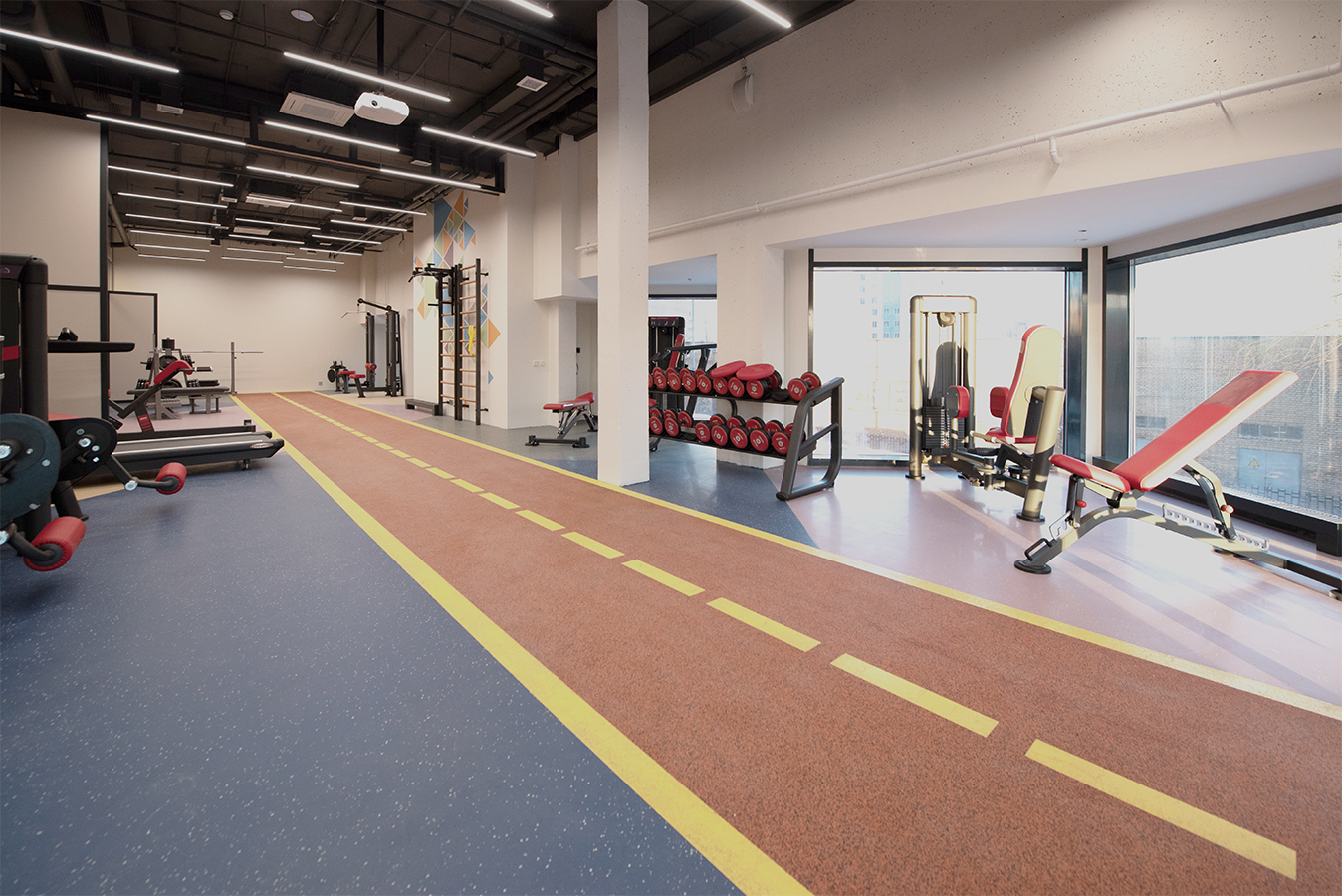 Просторный тренажерный зал