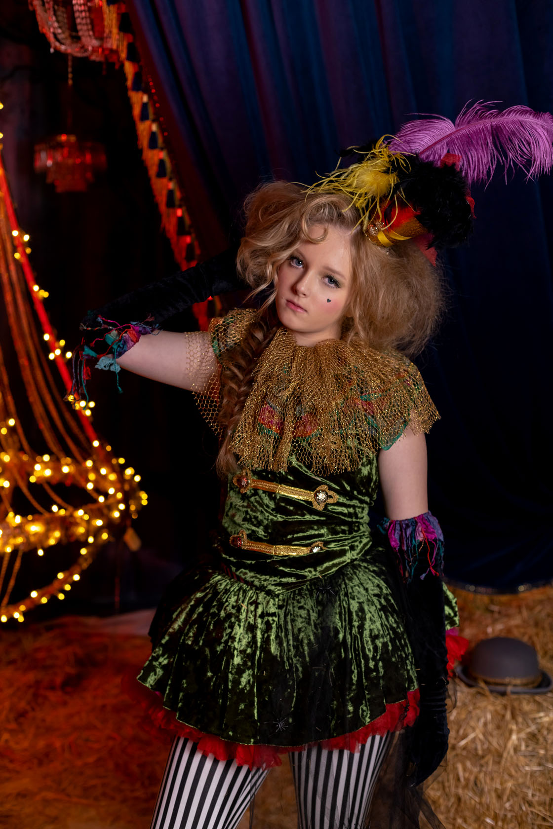 зеленый бархатный костюм, жилет с золотым гусарским декором, шляпка с перьями, цветные манжеты, черные перчатки, красный подъюбник, полосатое трико, золотой воротник