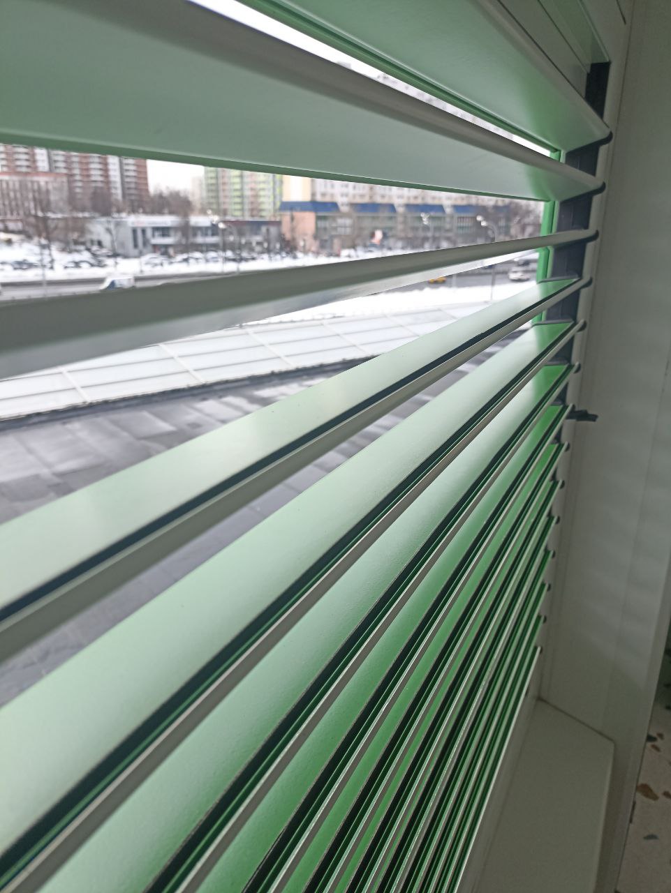 Регулируемые жалюзи вентрешетки на балконе