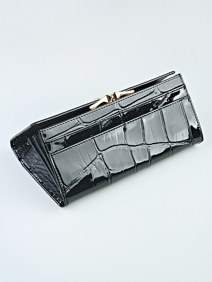 Кошелек женский. Изделие выполнено из натуральной лаковой кожи. Закрывается на магнит.