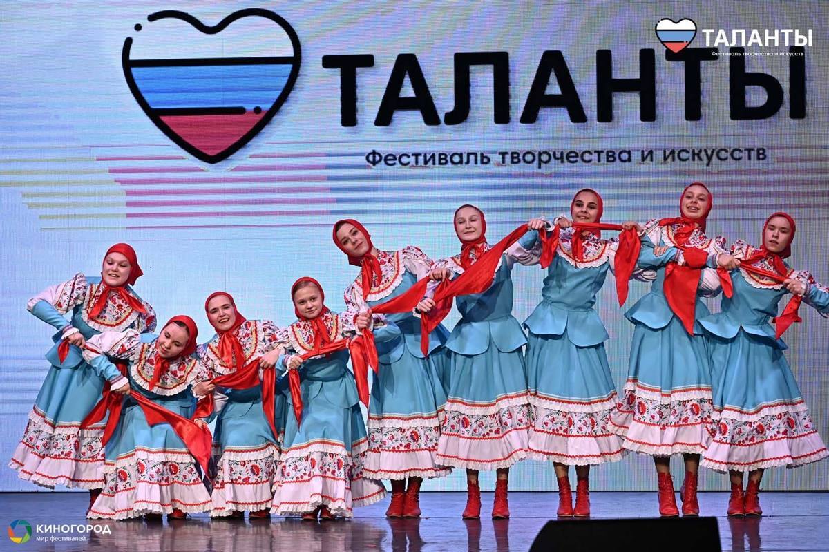 Хореографический коллектив в сценических костюмах выступает на фестивале «Таланты»