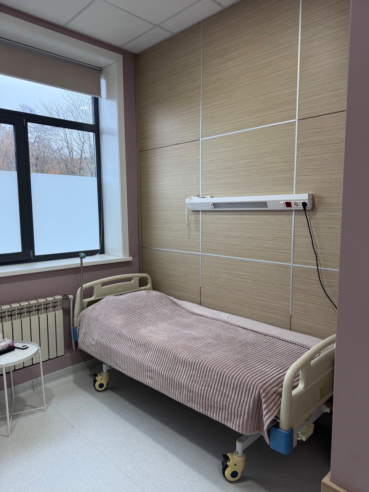 Кровать в палате у окна