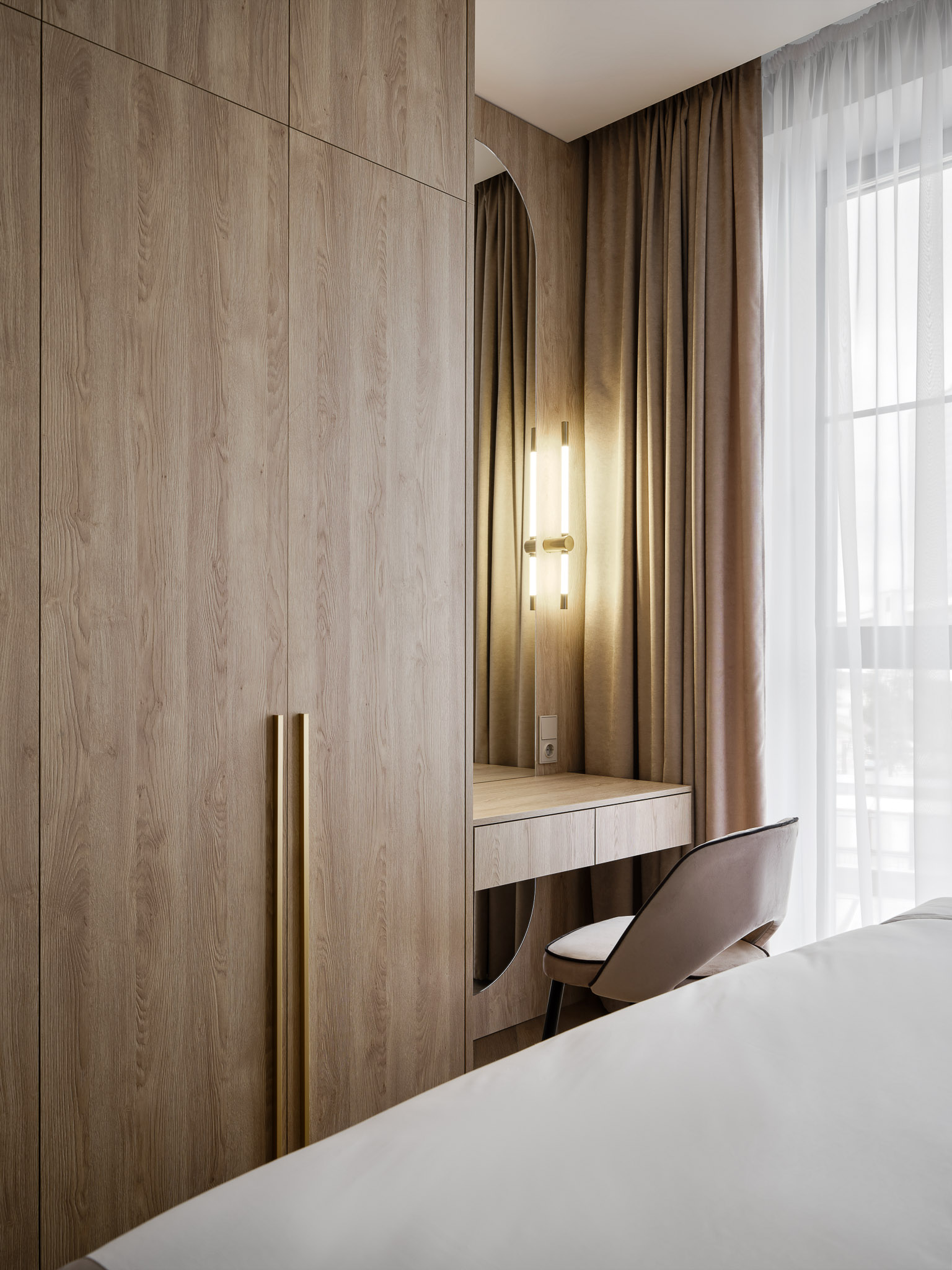 интерьер спальни с рабочим местом в стиле неоклассики 