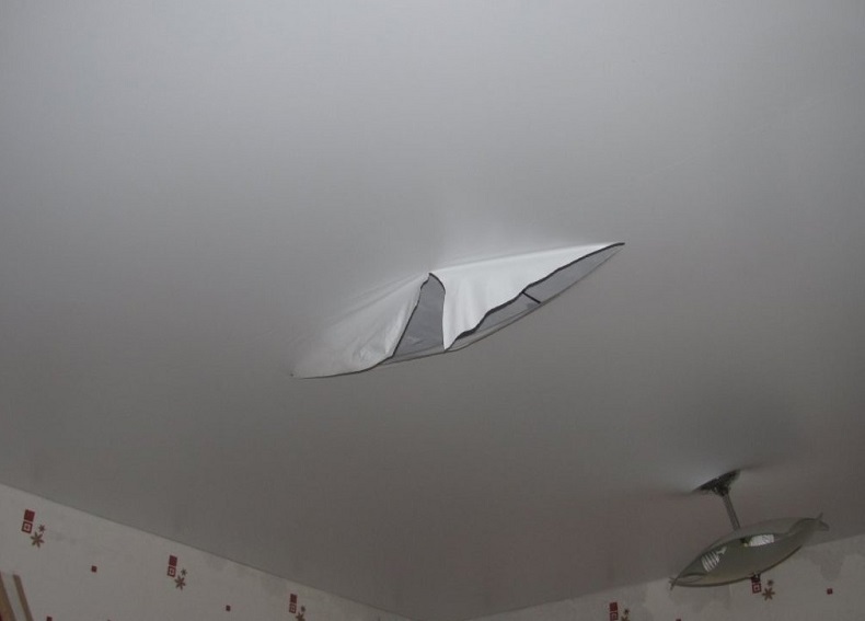 Как просверлить отверстие в потолке?