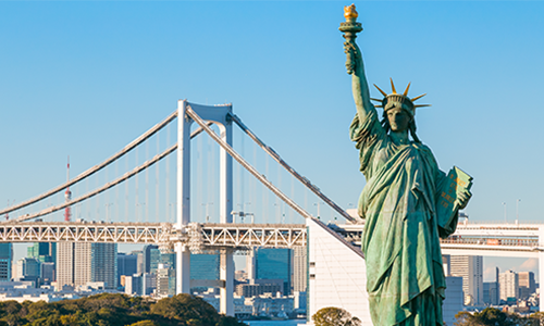 Копия Статуи Свободы возвышается на фоне Радужного моста в Токио