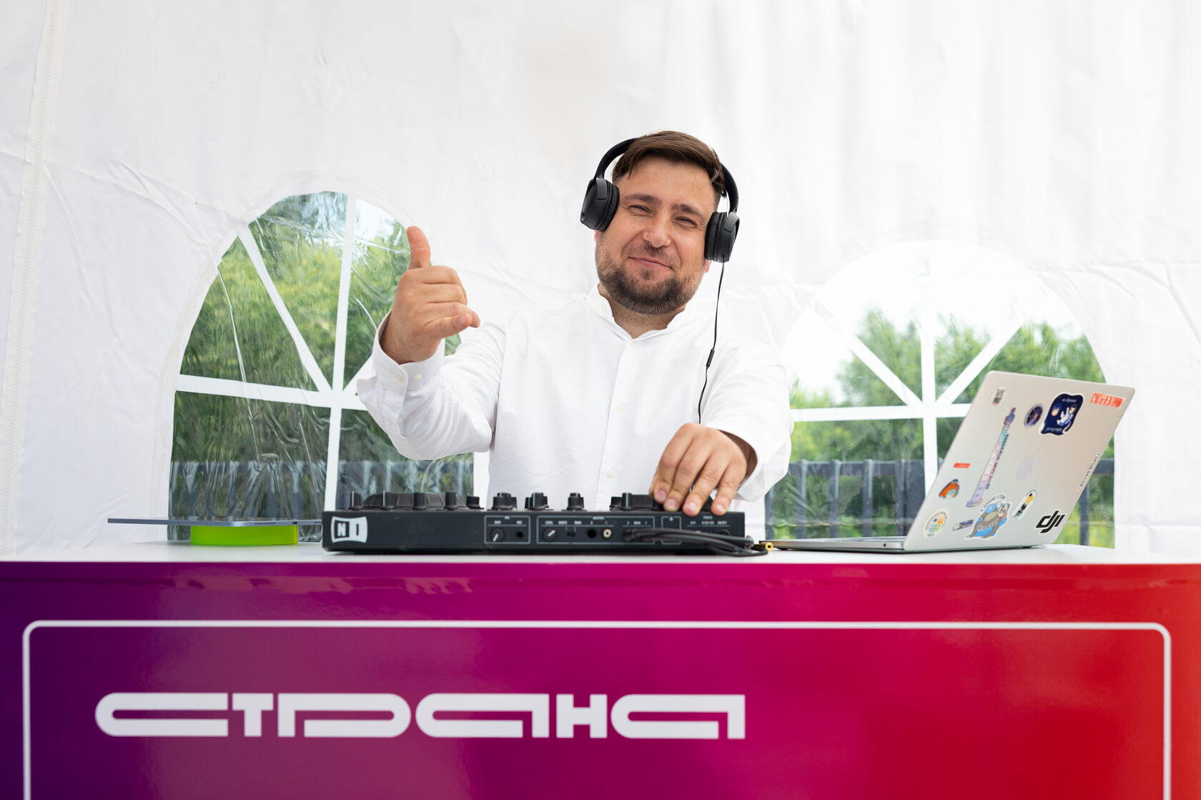 Страна. Остров-Сад: DJ за оборудованием.