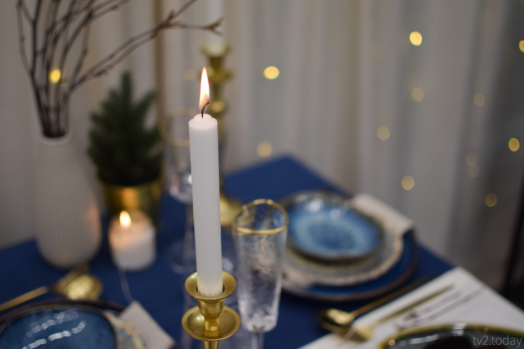 Что подана новый год. Стильные свечи. Table centrepiece with Candles. Candlestick on the Dining Table.