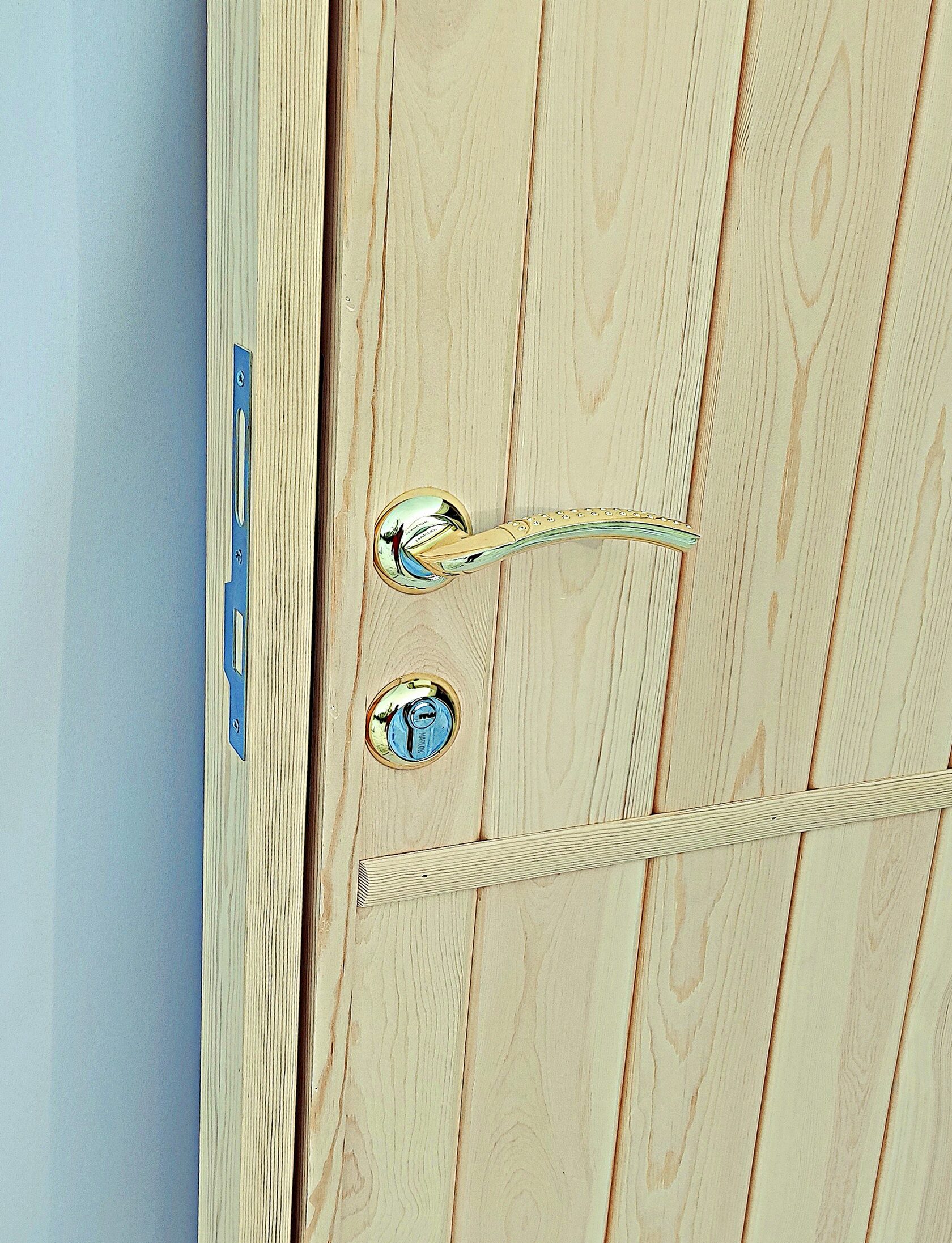 Ручка и замок на двери