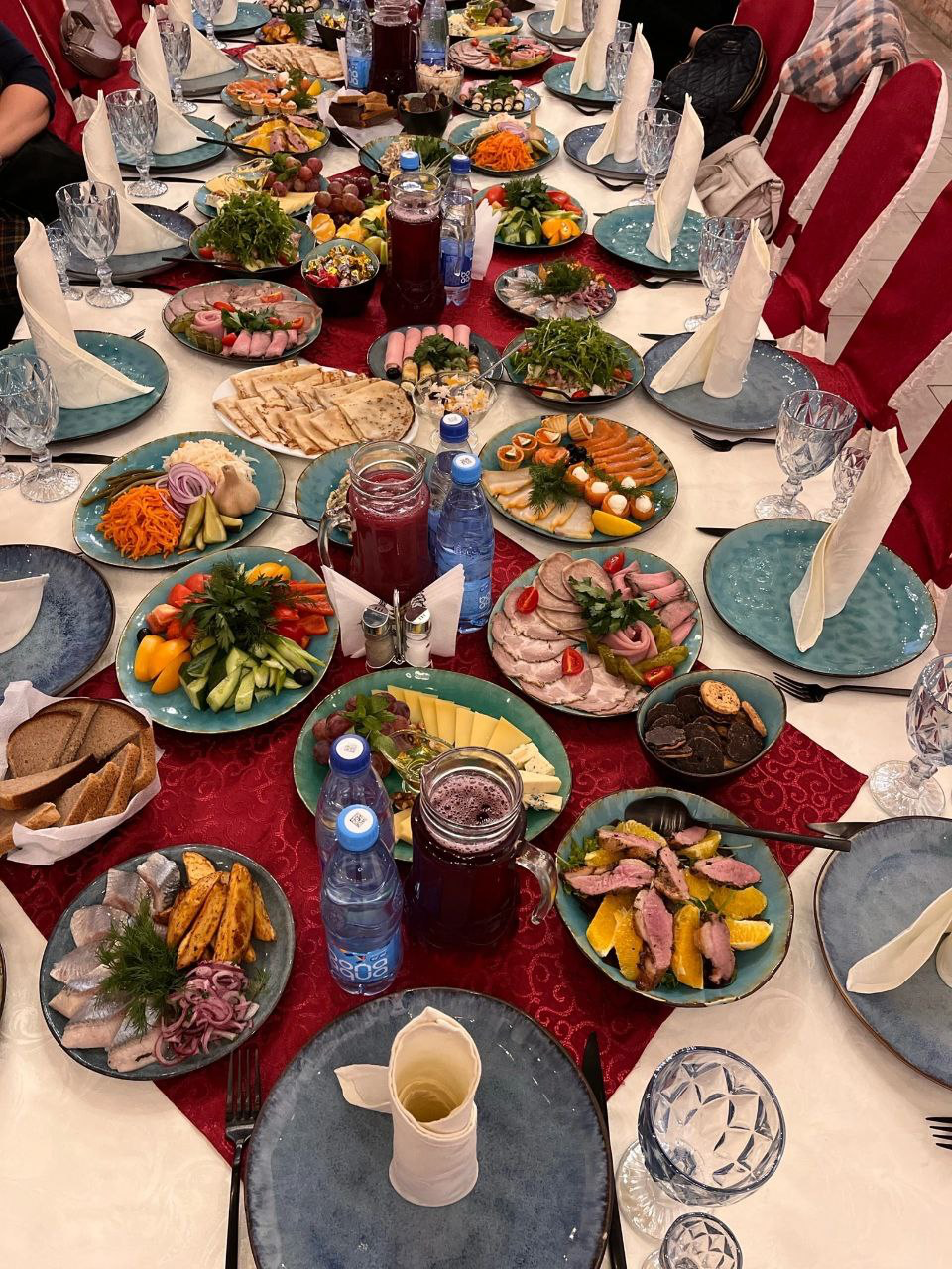 Стол с закусками