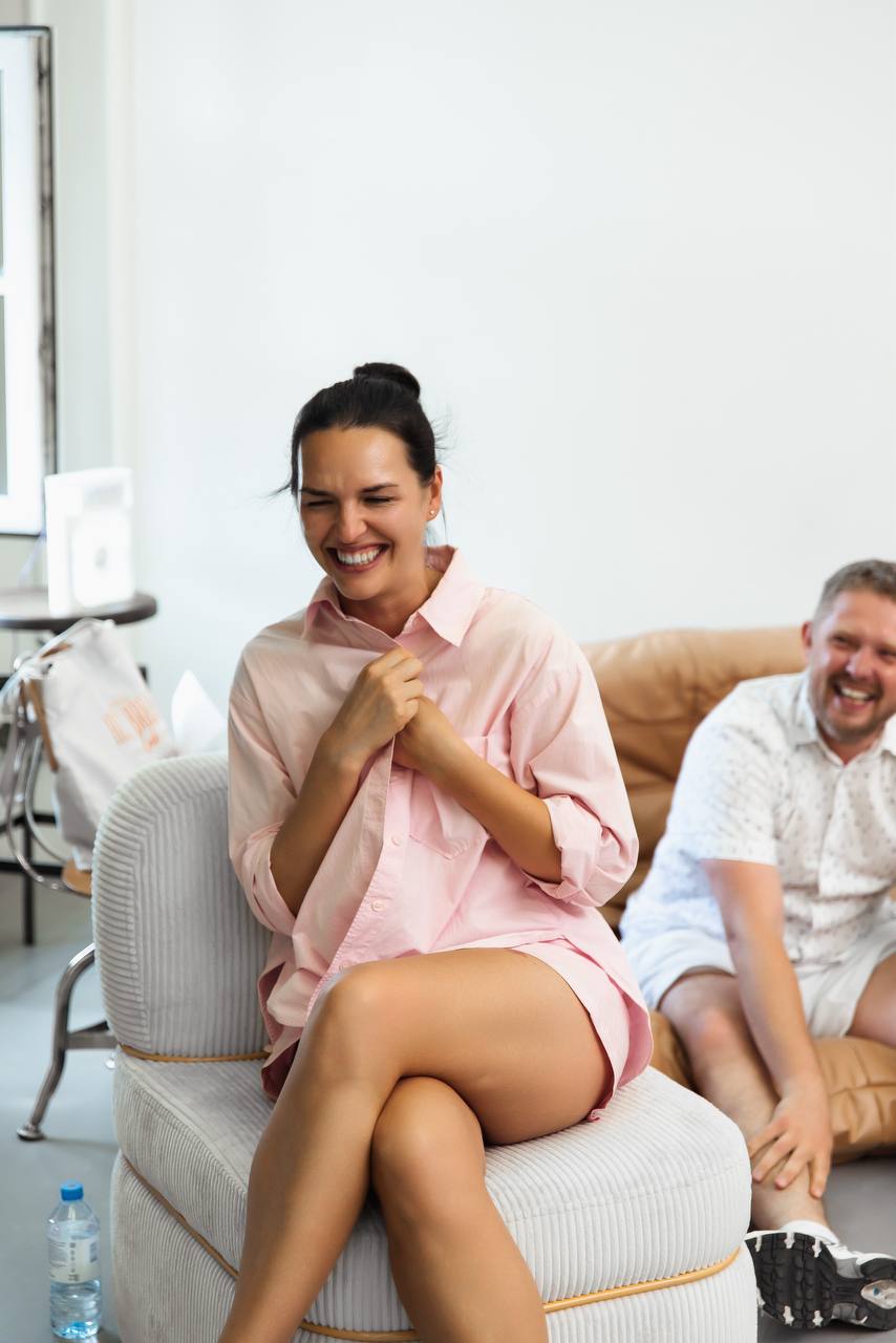 Счастливые участники мероприятия в стильной фотостудии с современной мебелью