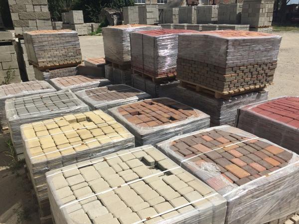 Только что привезенные стопки тротуарной плитки