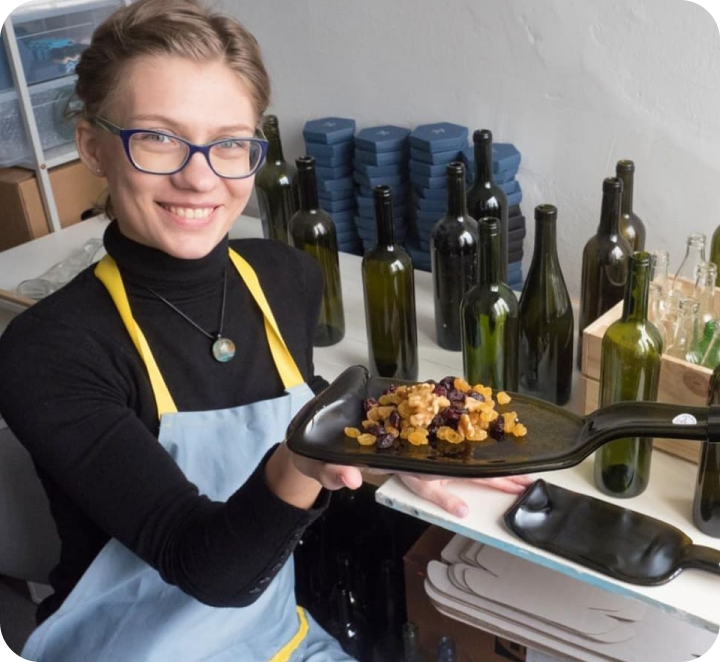 девушка держит бутылку в виде тарелки ручного производства