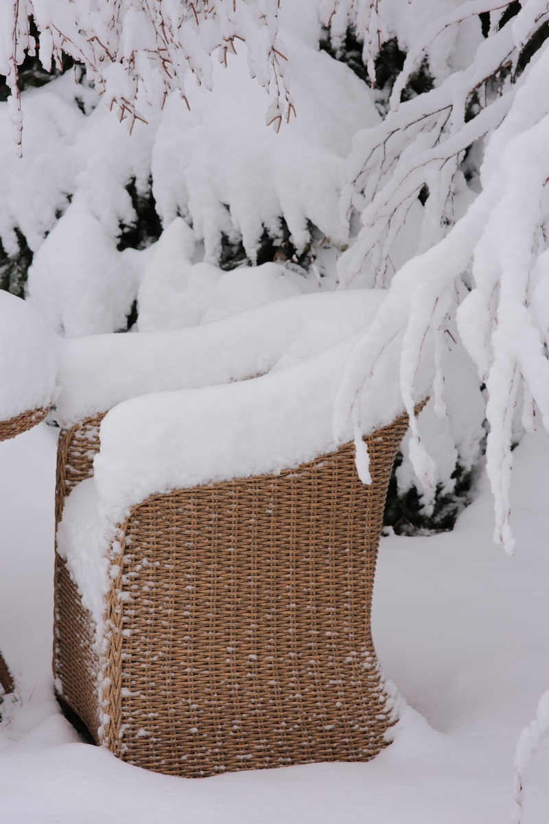 Плетеная мебель для экстремальных условий, устойчивая к перепадам температур