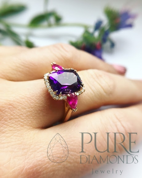 Яркое кольцо с аметистом, рубинами и бриллиантами
