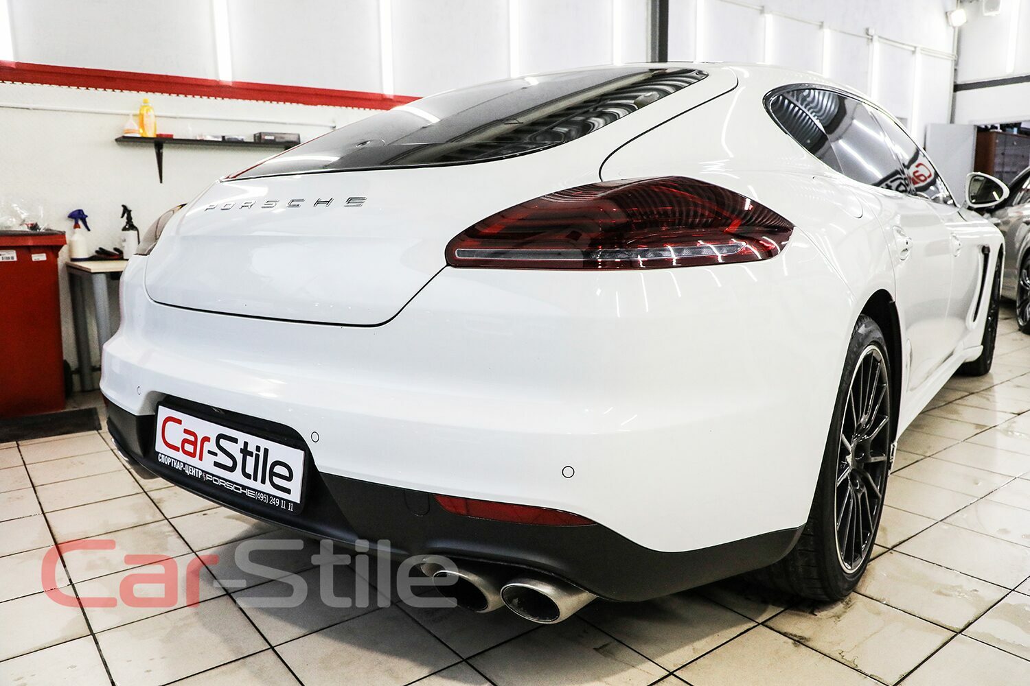 Оклейка крыши черным винилом на Porsche Panamera