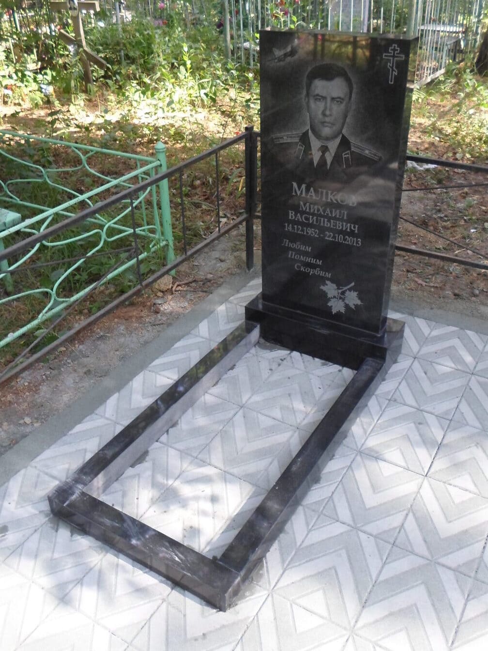 Памятник из Карельского гранита, размер 900х450х50