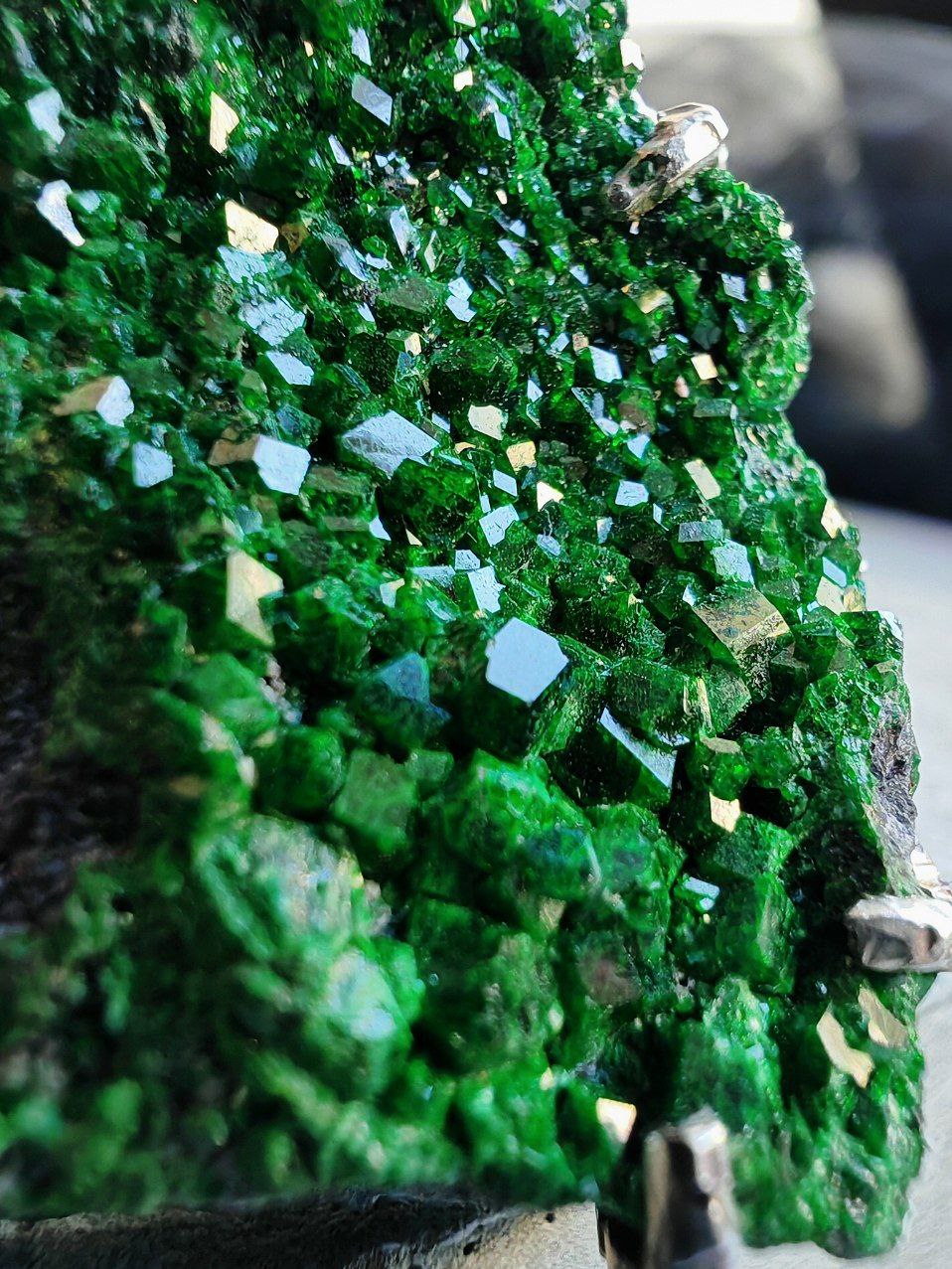 уваровит камень свойства, уваровит камень значение, зеленый уваровит фото, украшения с уваровитом, уваровит из России, натуральные камни