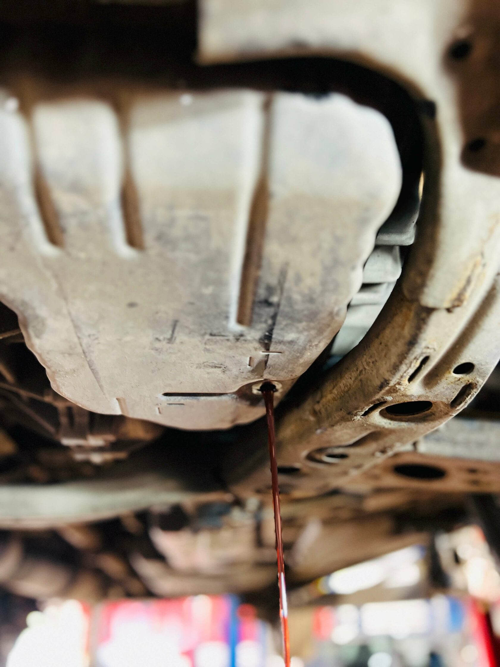 Слив масла через контрольную пробку