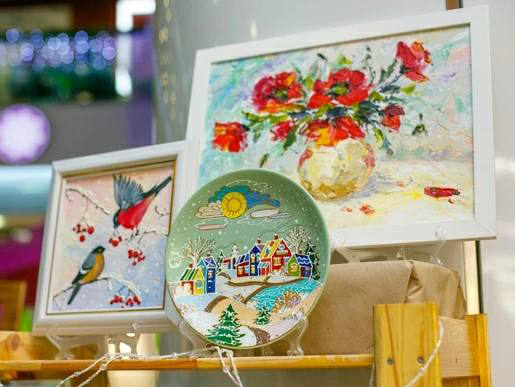 фото парня и девушки на романтическом свидании в публичном месте