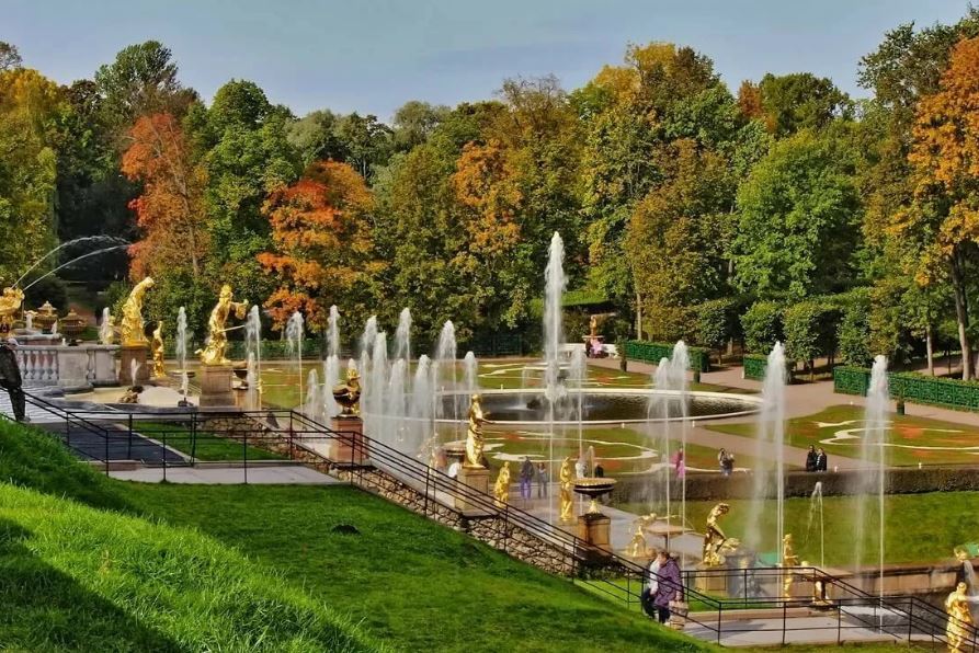 Парки санкт петербурга открыты. Петергоф (дворцово-парковый ансамбль). Петергоф Нижний парк. Петергоф Нижний парк фонтаны. Нижний сад Петергофа.