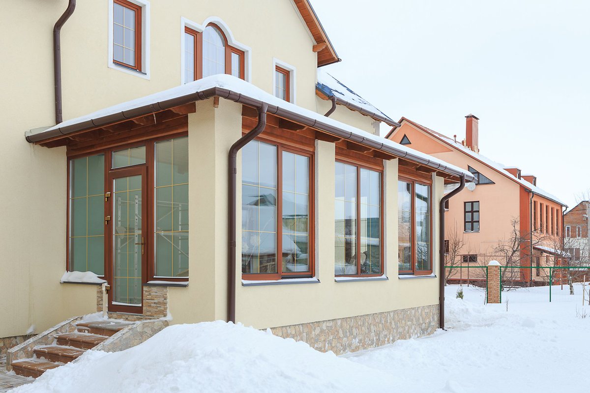 Окна в дом казань. Окна в дом казань. Окна в дом казань. Пластиковый входной тамбур. Застекленный балкон в частном доме.