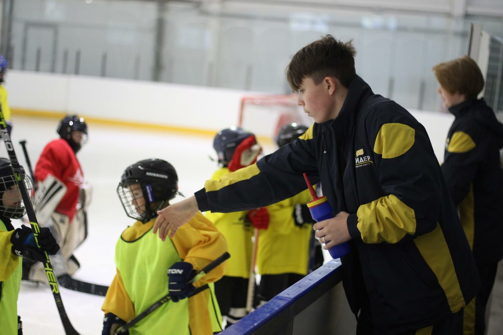 Среди ребят занимающихся в спортивном центре 44