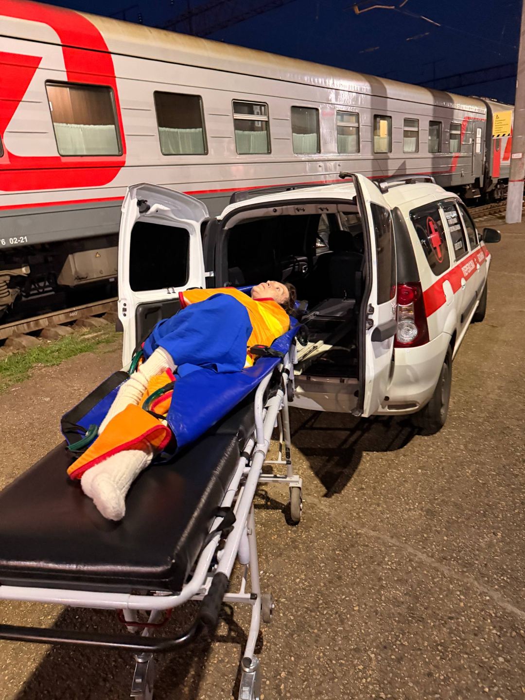 Пациентка на каталке у машины на перроне вокзала