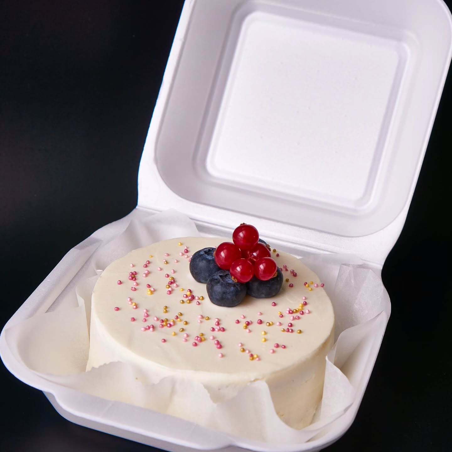 Bento tortička v menu boxe ozdobená čerstvým ovocím