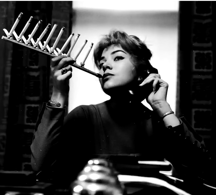 Модель Френсис Ричардс с устройством для курения 20 сигарет одновременно, 1930-е.