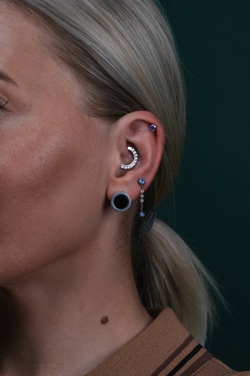 Пирсинг мочки уха с украшением крупным планом