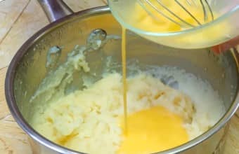 Приготовление манных биточков на сковороде: шаг 8